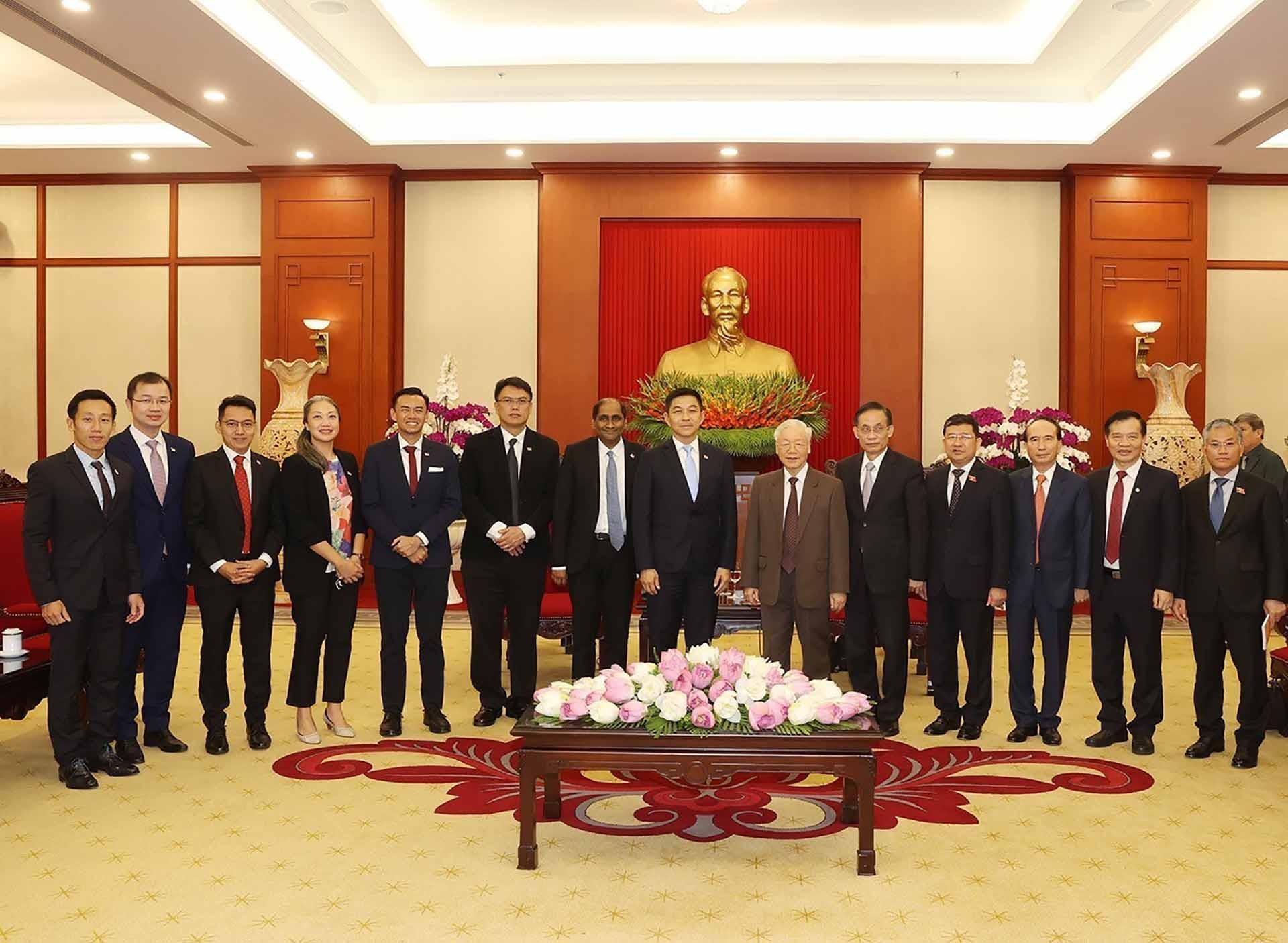 Tổng Bí thư Nguyễn Phú Trọng và Chủ tịch Quốc hội Singapore Tan Chuan-Jin cùng các đại biểu chụp ảnh chung. (Nguồn: TTXVN)