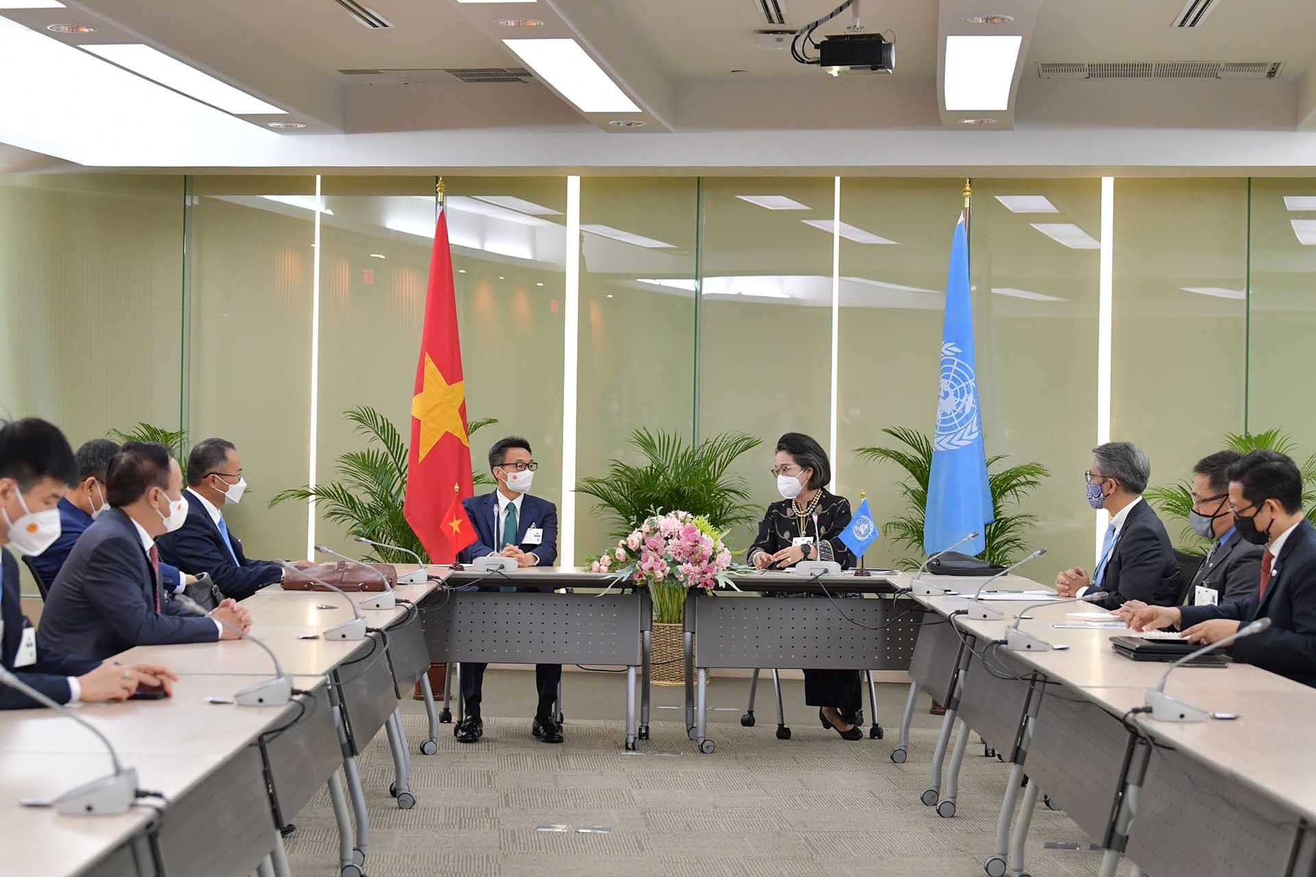 Phó Thủ tướng Vũ Đức Đam gặp bà Armida Salsiah Alisjahbana, Phó Tổng thư ký Liên hợp quốc kiêm Thư ký điều hành ESCAP. (Nguồn: TTXVN)