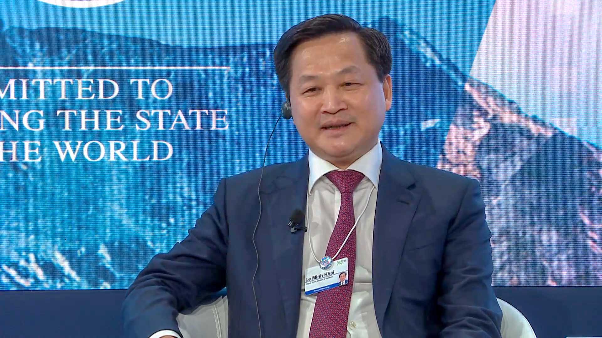 Deputy PM Le Minh Khai busy on the opening day of 52nd WEF annual meeting