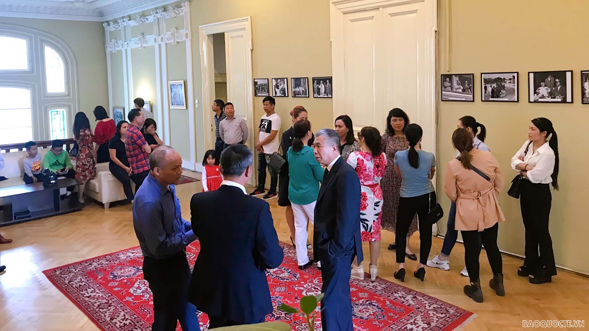 Các đại biểu cũng đã tham dự, xem trưng bày ảnh về Chủ tịch Hồ Chí Minh.