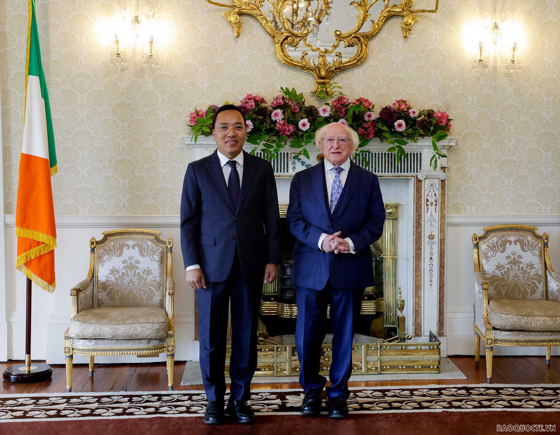 Tổng thống Ireland Michael D. Higgins và Đại sứ Nguyễn Hoàng Long.