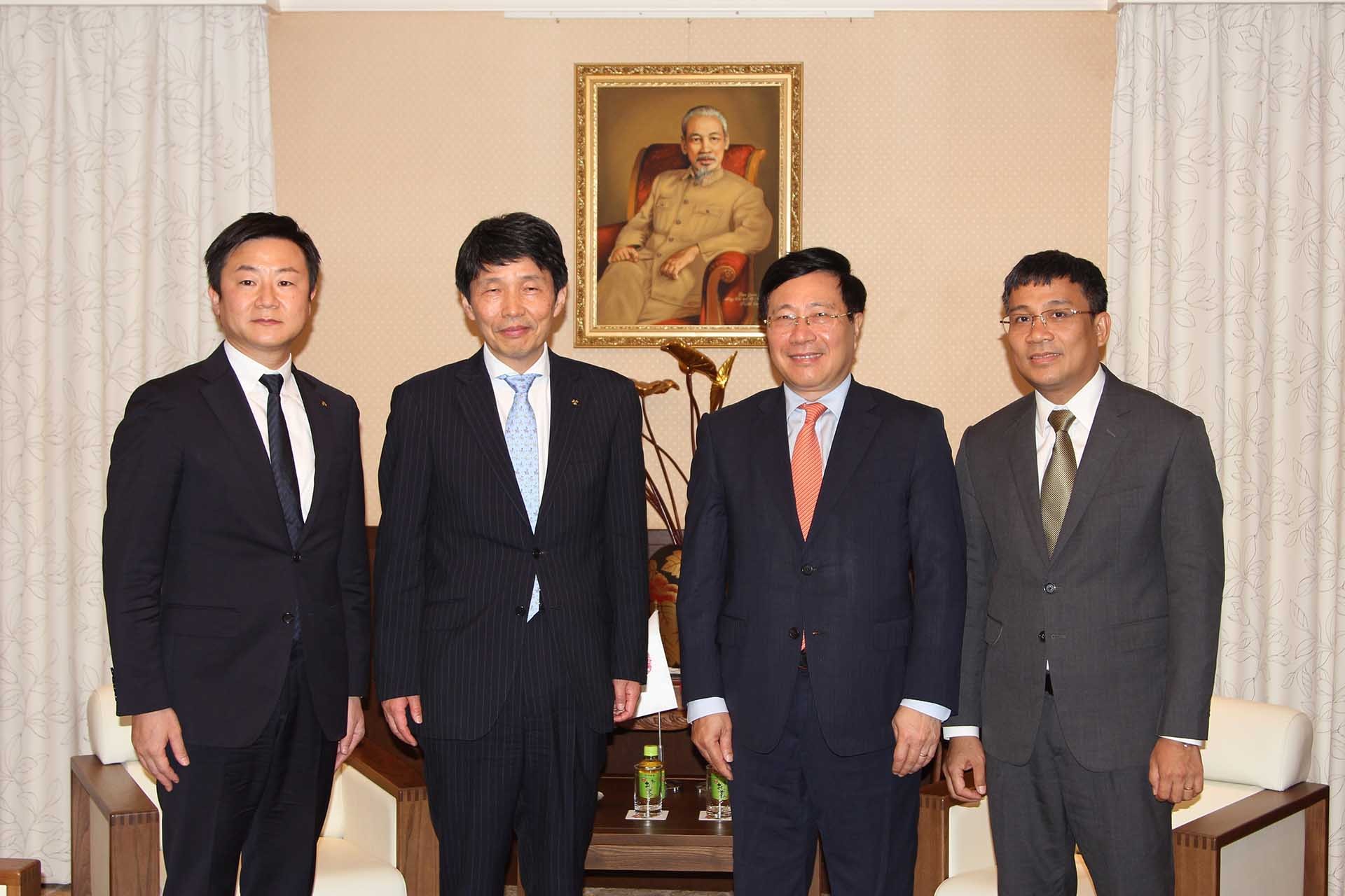 Phó Thủ tướng Thường trực Phạm Bình Minh (thứ hai từ phải sang) chụp ảnh lưu niệm với ông Ichita Yamamoto, Thống đốc tỉnh Gunma (Nhật Bản). (Nguồn: TTXVN)