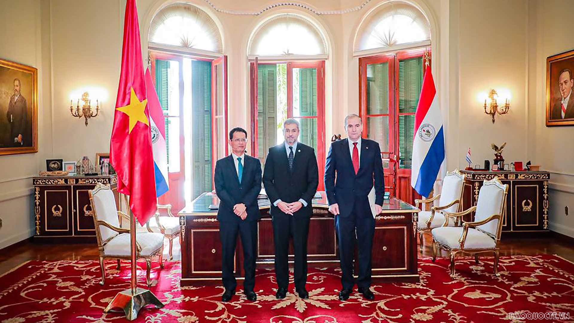 Tổng thống Paraguay Mario Abdo Benitez và Đại sứ Dương Quốc Thanh cùng các đại biểu.