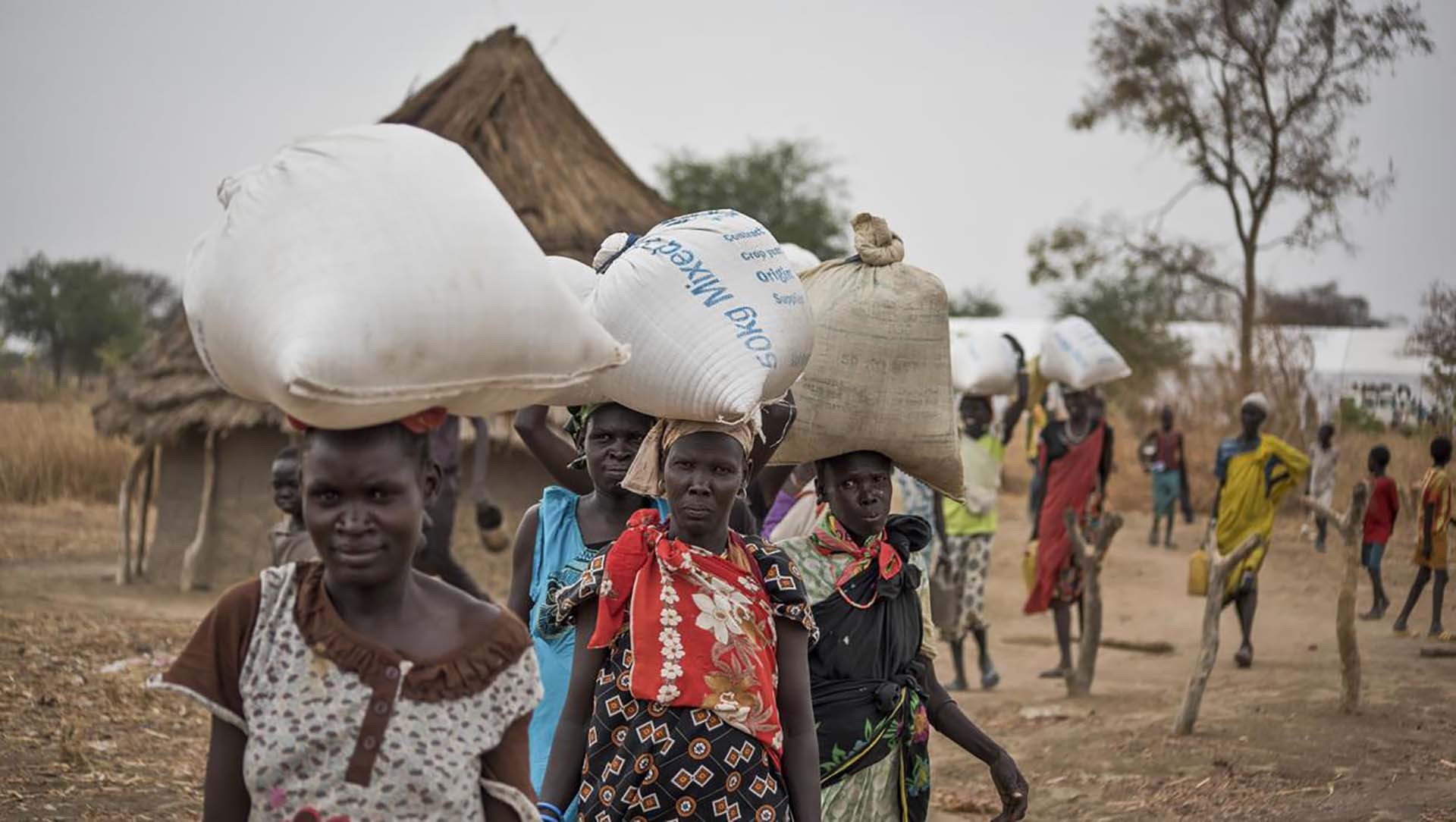 Người dân tiếp nhận lương thực tại Nam Sudan. (Nguồn: AP)