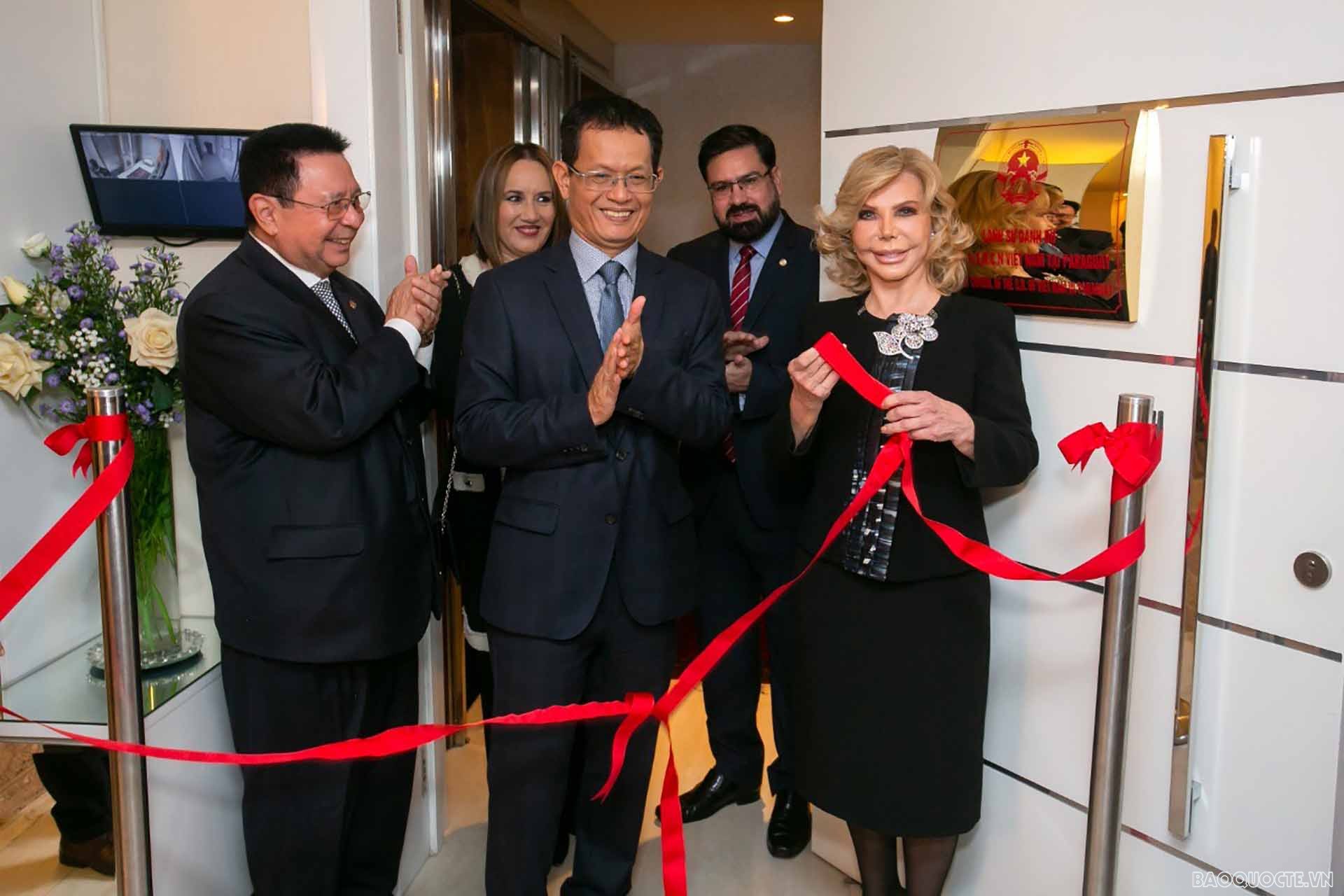 Đại sứ Dương Quốc Thanh và Lãnh sự danh dự Việt Nam tại Paraguay cắt băng khai trương Văn phòng. Đại sứ Dương Quốc Thanh và Lãnh sự danh dự Việt Nam tại Paraguay cắt băng khai trương Văn phòng.