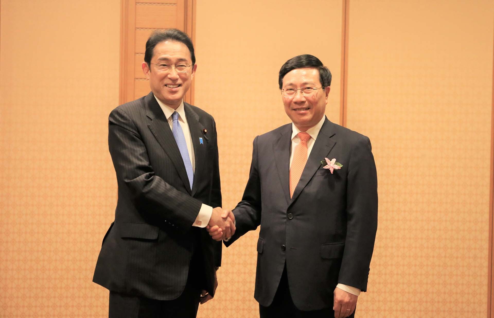 Thủ tướng Nhật Bản Kishida Fumio và Phó Thủ tướng Thường trực Chính phủ Phạm Bình Minh. (Nguồn: TTXVN)