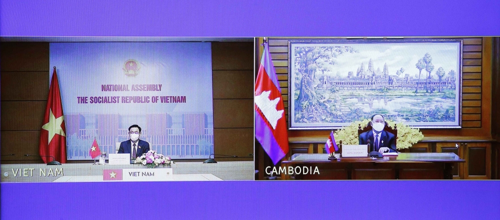 Chủ tịch Quốc hội Vương Đình Huệ hội đàm trực tuyến với Chủ tịch Quốc hội Vương quốc Campuchia Samdech Heng Samrin. (Nguồn: TTXVN)