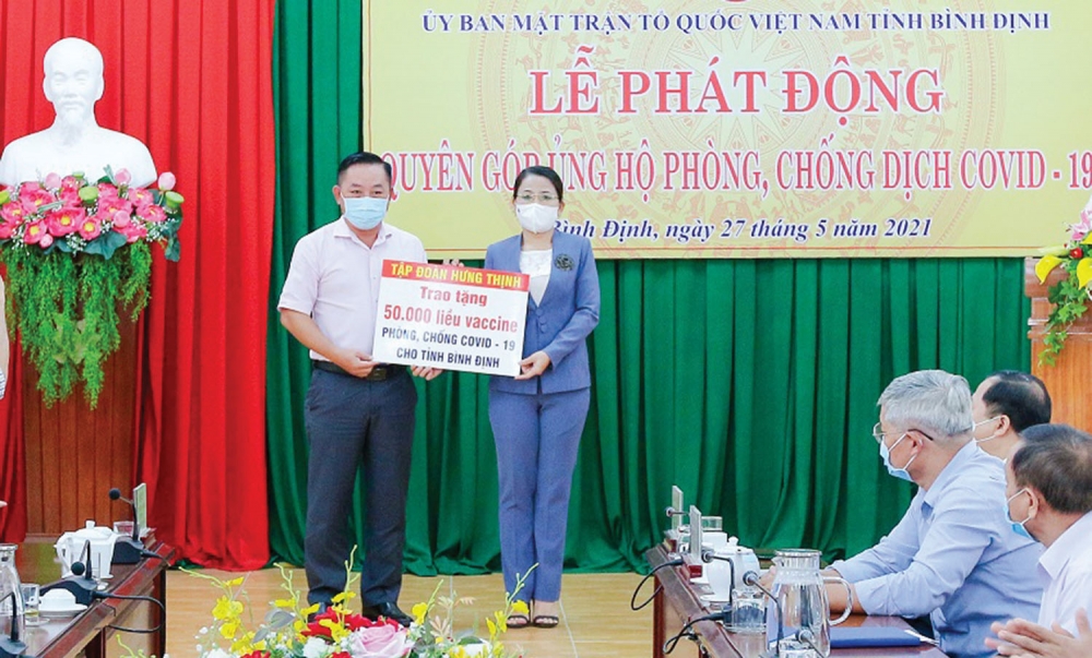 Ông Nguyễn Hữu Sang – Đại diện Tập đoàn Hưng Thịnh trao tặng 50.000 liều vaccine phòng, chống Covid-19 cho tỉnh Bình Định.