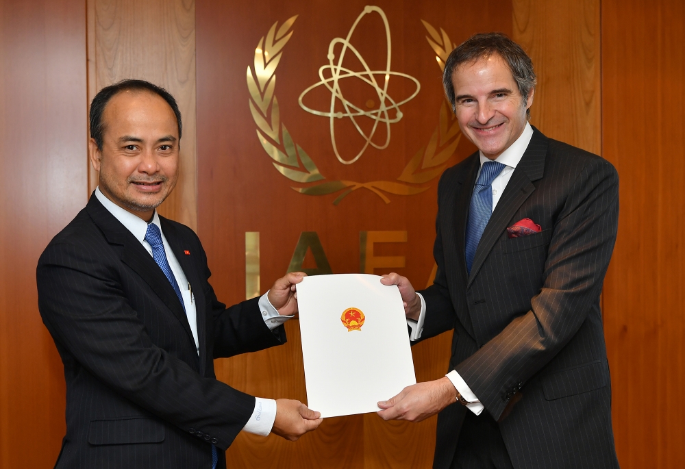 Đại sứ Nguyễn Trung Kiên, Đại diện thường trực Việt Nam tại Cơ quan Năng lượng nguyên tử quốc tế (IAEA) đã trình Ủy nhiệm thư tới Tổng Giám đốc IAEA Rafael Mariano Grossi. 