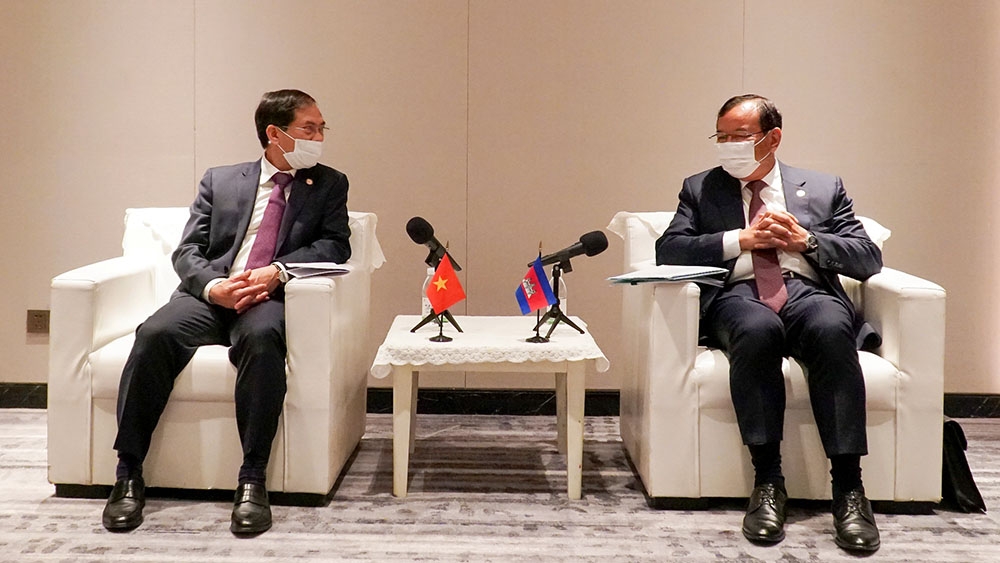 Bộ trưởng Ngoại giao Bùi Thanh Sơn đã có cuộc gặp song phương với Phó Thủ tướng, Bộ trưởng Ngoại giao và Hợp tác quốc tế Vương quốc Campuchia Prak Sokhonn.