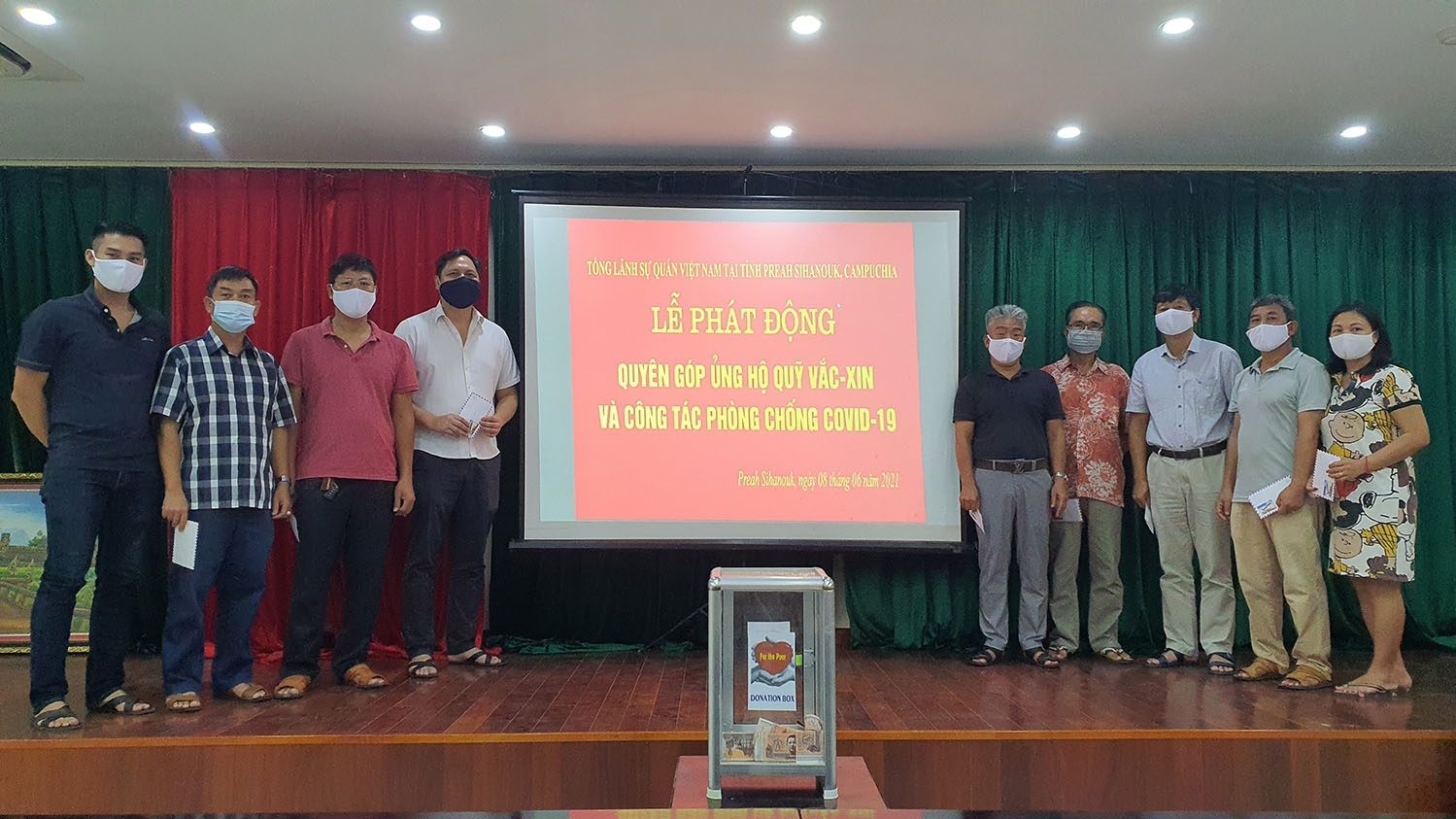 Tổng Lãnh sự quán và cộng đồng người Việt ở Tây Nam Campuchia quyên góp ủng hộ phòng chống dịch Covid-19