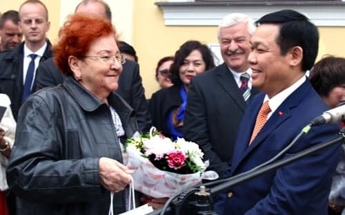 Bà cụ Katarina Filova tặng đồng chí Vương Đình Huệ, bánh truyền thống của Slovakia trong lễ khai trương tấm biển ghi lại sự kiện Bác Hồ thăm thị trấn  Horne Saliby tại Tòa thị chính thị trấn  Horne Saliby