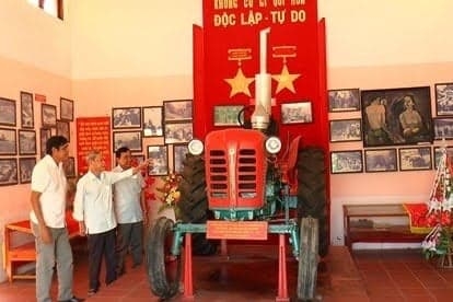 Chiếc máy cày của HTX Horne Saliby tặng Bác được lưu giữ tại phòng truyền thống xã Vĩnh Kim