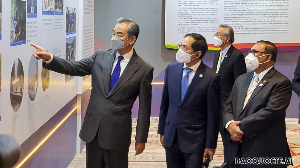 Trong ảnh: Bộ trưởng Ngoại giao Bùi Thanh Sơn tham dự Triển lãm thành tựu hợp tác Mê kong- Lan Thương ngày 08/6/2021 tại Trùng Khánh, Trung Quốc.