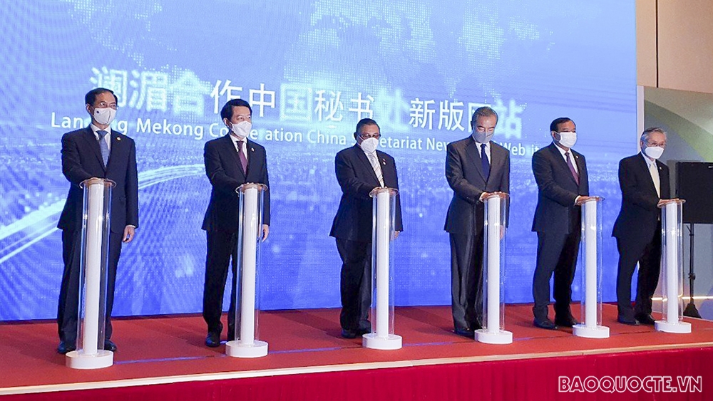 Trong ảnh: Bộ trưởng Ngoại giao Bùi Thanh Sơn (ngoài cùng bên trái) tham dự Lễ khai trương website mới của Ban Thư ký Cơ chế hợp tác Mê Kong- Lan Thương (LMC) ngày 08/6/2021 tại Trùng Khánh, Trung Quốc.