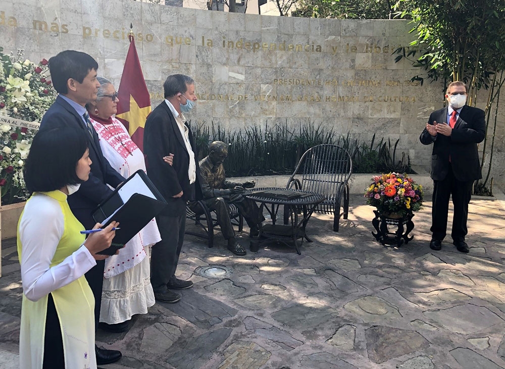 Tác giả, nhà điêu khắc Pedro Ramírez Ponzanelly giới thiệu ý nghĩa công trình Tượng đài Chủ tịch Hồ Chí Minh tại buổi lễ.