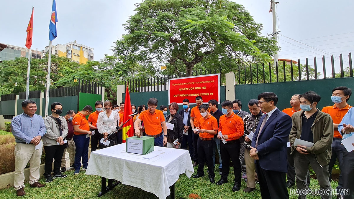 Cộng đồng người Việt tại  Mozambique quyên góp ủng hộ Quỹ phòng chống dịch Covid-19