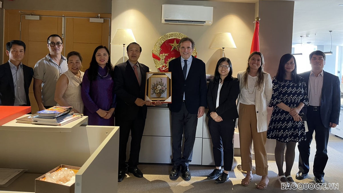 Đại sứ Hoàng Xuân Hải làm việc với Lãnh sự danh dự của Việt Nam tại thành phố Barcelona