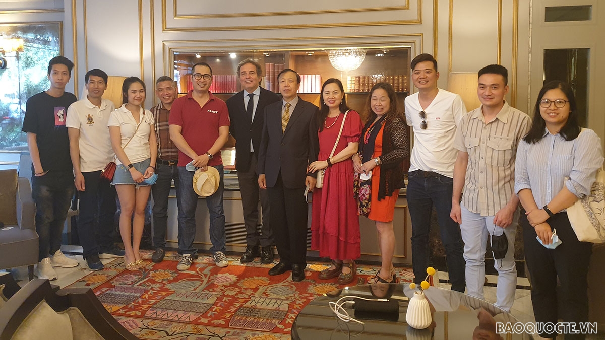 Đại sứ Hoàng Xuân Hải gặp gỡ đại diện bà con kiều bào sinh sống tại Barcelona.