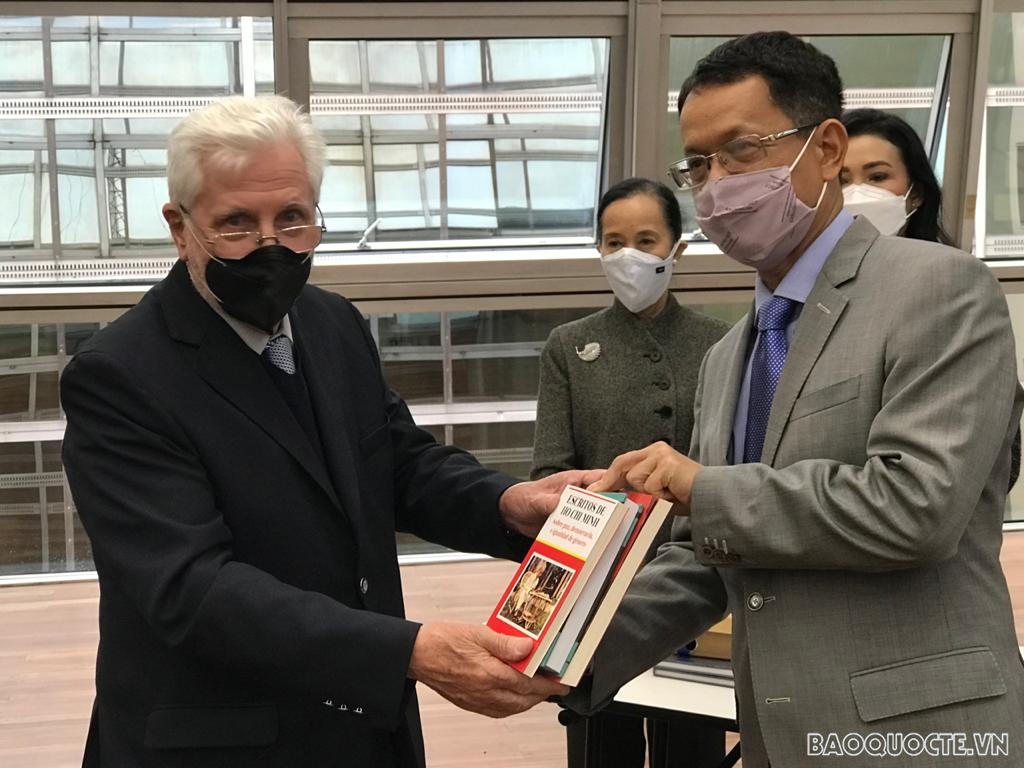 Đại sứ Việt Nam tại Argentina Dương Quốc Thanh trao tặng sách cho Học viện Ngoại giao Argentina