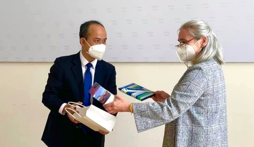 Đại sứ Nguyễn Trung Kiên đã trao quà tặng cho bà Vụ trưởng Gabriele Meson-Tschürz,