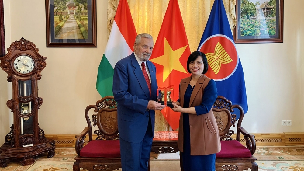 Đại sứ Nguyễn Thị Bích Thảo làm việc với Chủ tịch Hội Hữu nghị Hungary-Việt Nam