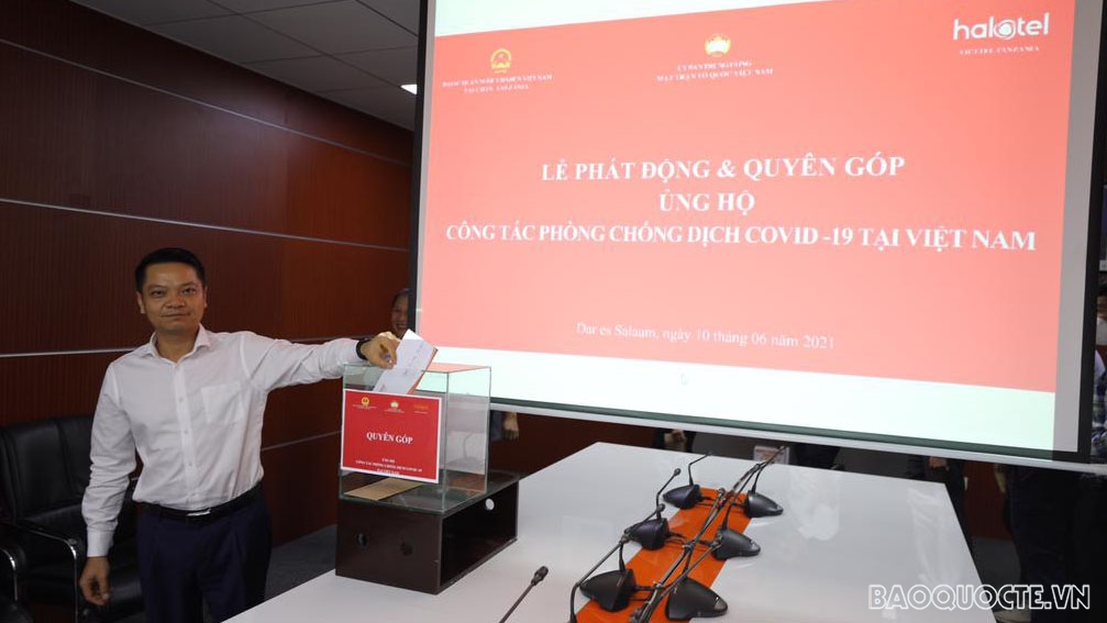 Đại sứ quán Việt Nam tại Tanzania, phối hợp với Công ty Halotel tổ chức lễ phát động và quyên góp ủng hộ Quỹ phòng, chống dịch Covid-19