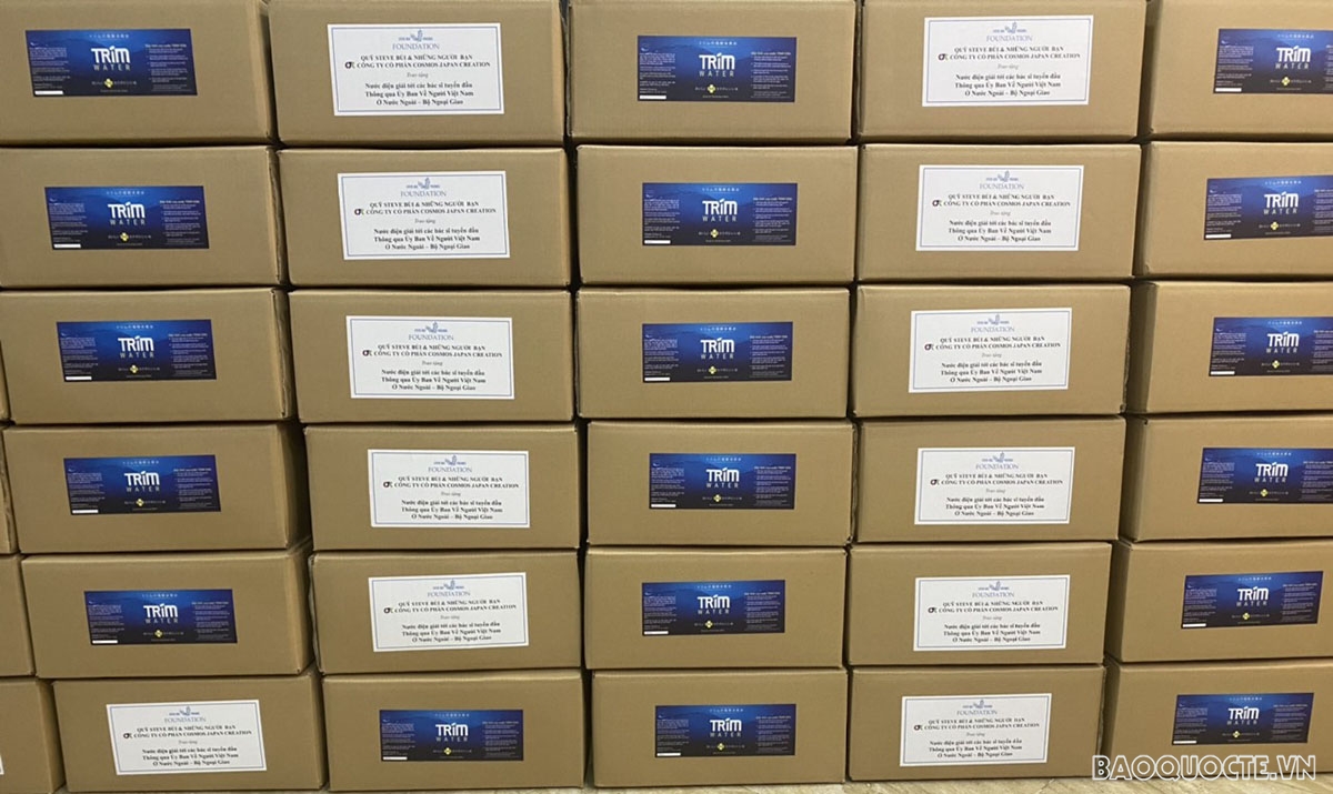 Sản phẩm nước kiềm bù điện giải đã sẵn sàng gửi tới Ủy ban Nhà nước về Người Việt Nam ở nước ngoài để chuyển cho các bác sỹ trên tuyến đầu dập dịch. (Ảnh: MH)