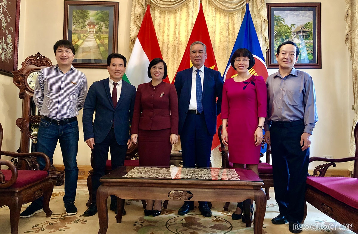Đại sứ Nguyễn Thị Bích Thảo đã có buổi gặp gỡ với Chủ tịch và các Phó Chủ tịch Hiệp hội người Việt Nam tại Hungary.