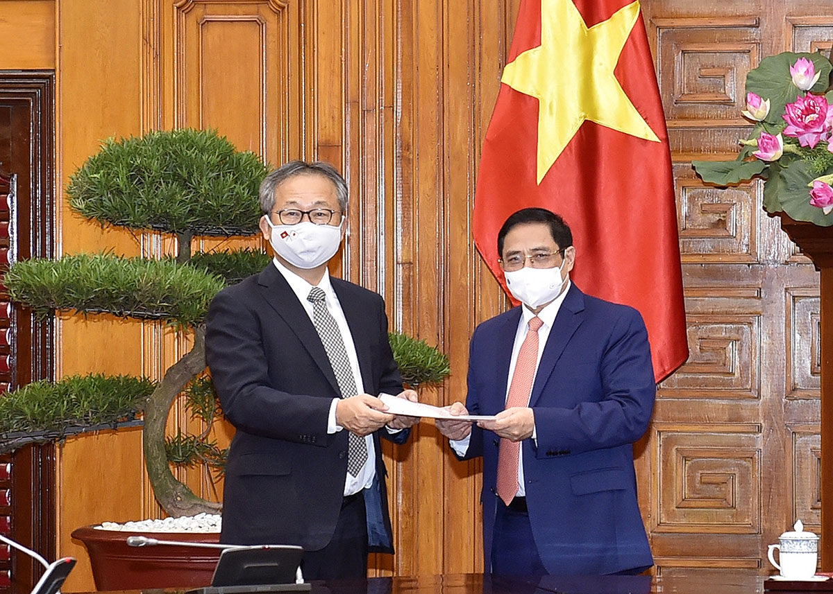 Đại sứ Nhật Bản chuyển thông điệp của Thủ tướng Nhật Bản Suga Yoshihide gửi Thủ tướng Chính phủ Phạm Minh Chính về việc Chính phủ Nhật Bản quyết định hỗ trợ Việt Nam 1 triệu liều vaccine để phòng chống COVID-19. (Nguồn: VGP)