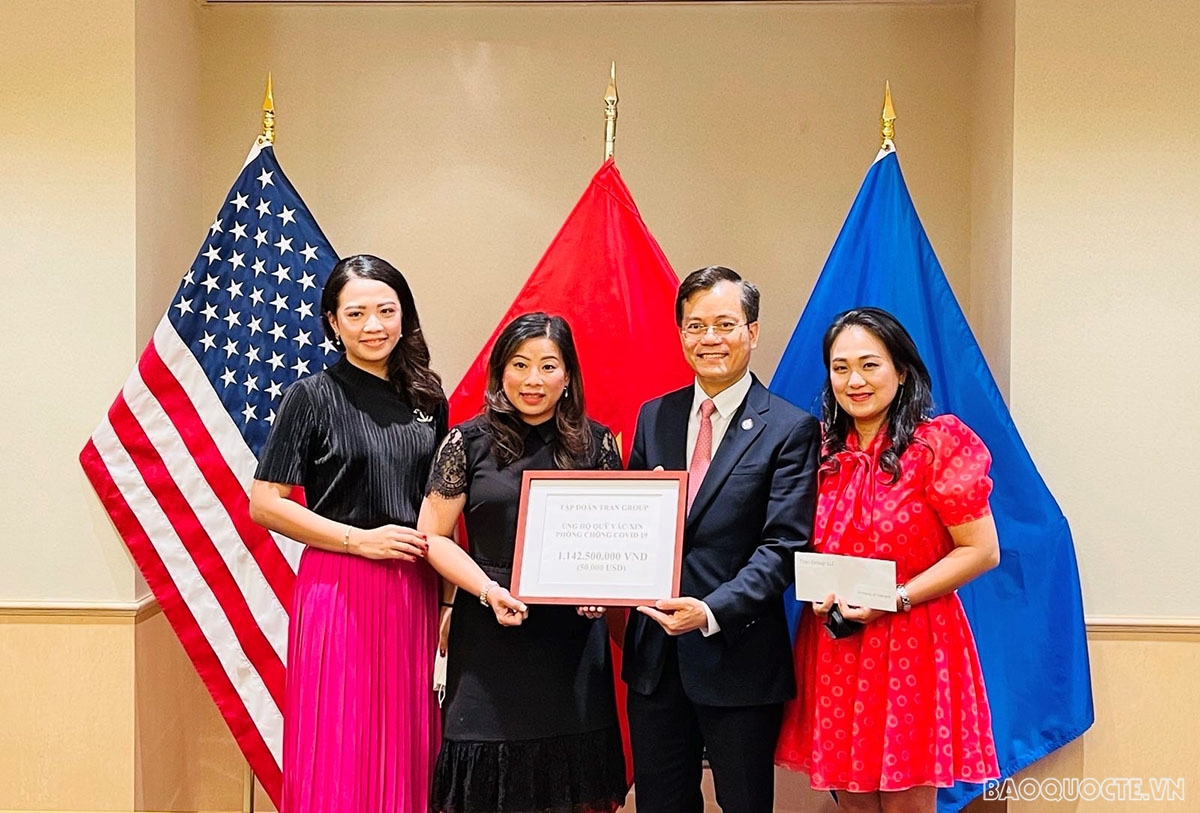 Đại sứ Hà Kim Ngọc tiếp nhận ủng hộ Quỹ vaccine phòng chống Covid-19 của Tập đoàn Tran Group.