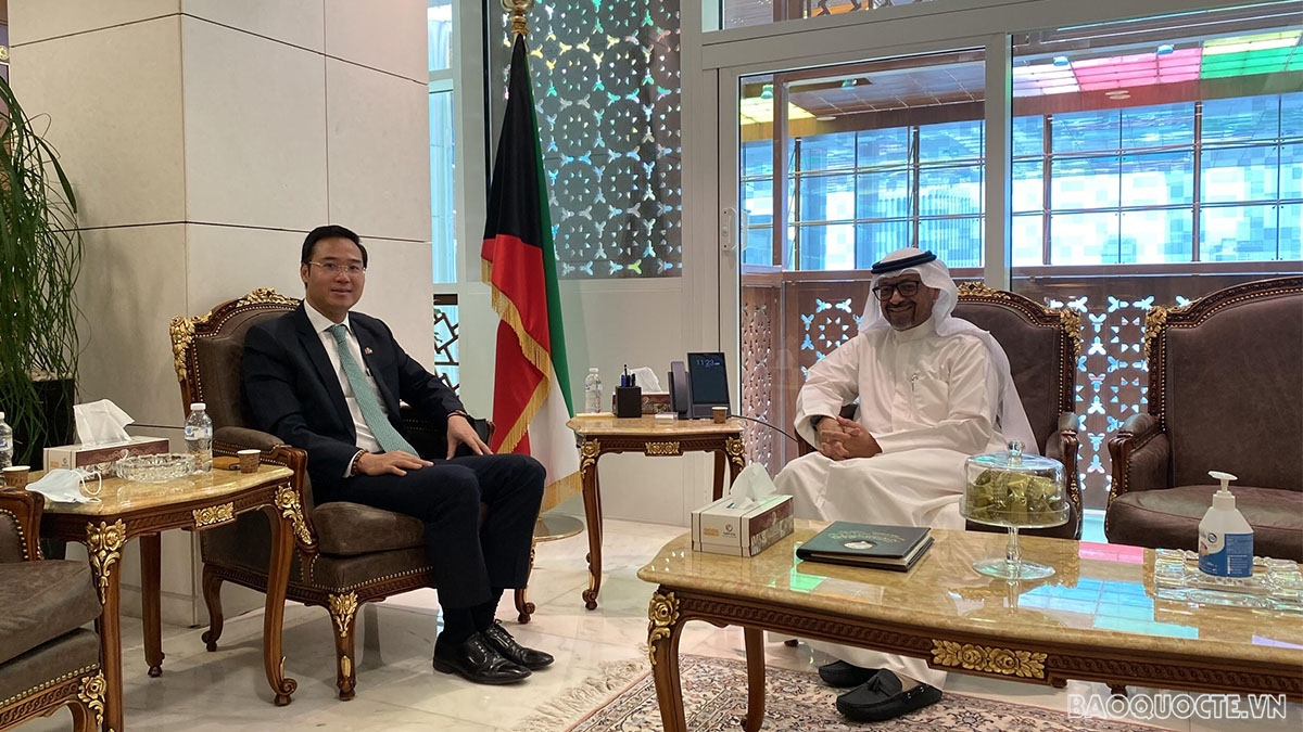 Đại sứ Việt Nam tại Kuwait Ngô Toàn Thắng gặp và làm việc cùng Ngài Khalifa Musaed Hamada, Bộ trưởng Tài chính Kuwait.