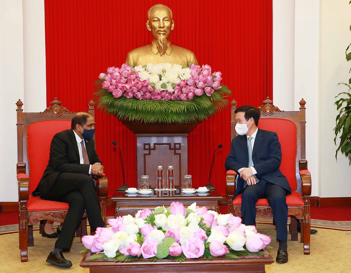 Uỷ viên Bộ Chính trị, Thường trực Ban Bí thư Võ Văn Thưởng (bên phải) tiếp Đại sứ Singapore tại Việt Nam Jaya Ratnam. (Nguồn: TTXVN)TTXVN