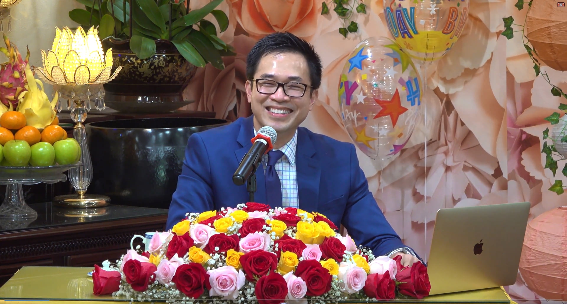 Bác sĩ Huỳnh Wynn Trần trong một buổi nói chuyện sức khỏe tại chùa Hiền Như Tịnh Thất tại Mỹ.