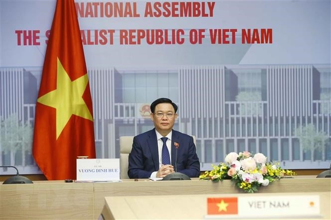 Chủ tịch Quốc hội Vương Đình Huệ hội đàm trực tuyến với Chủ tịch Nhân đại Trung Quốc Lật Chiến Thư. (Nguồn: TTXVN)