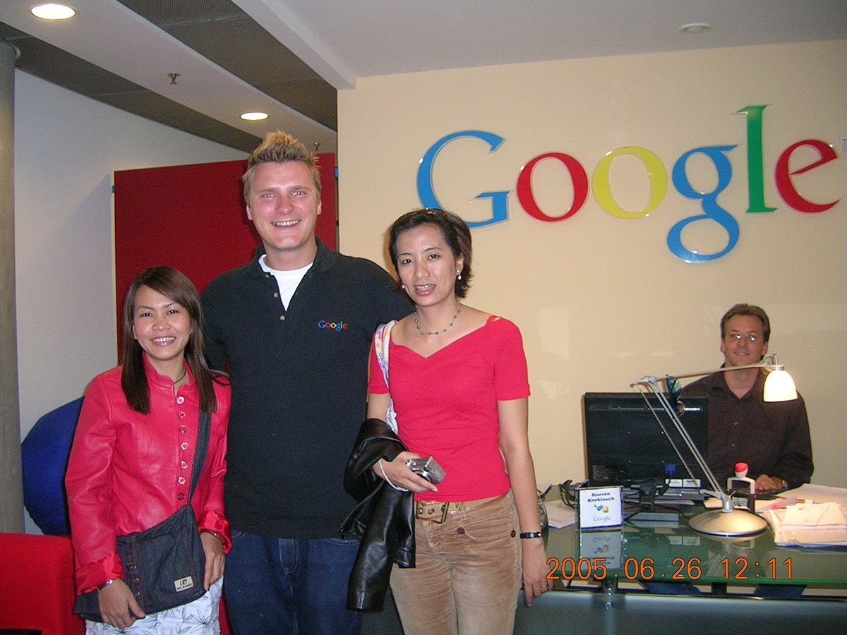 Tác giả (thứ ba từ trái) cùng Giám đốc marketing của Google tại Đức.