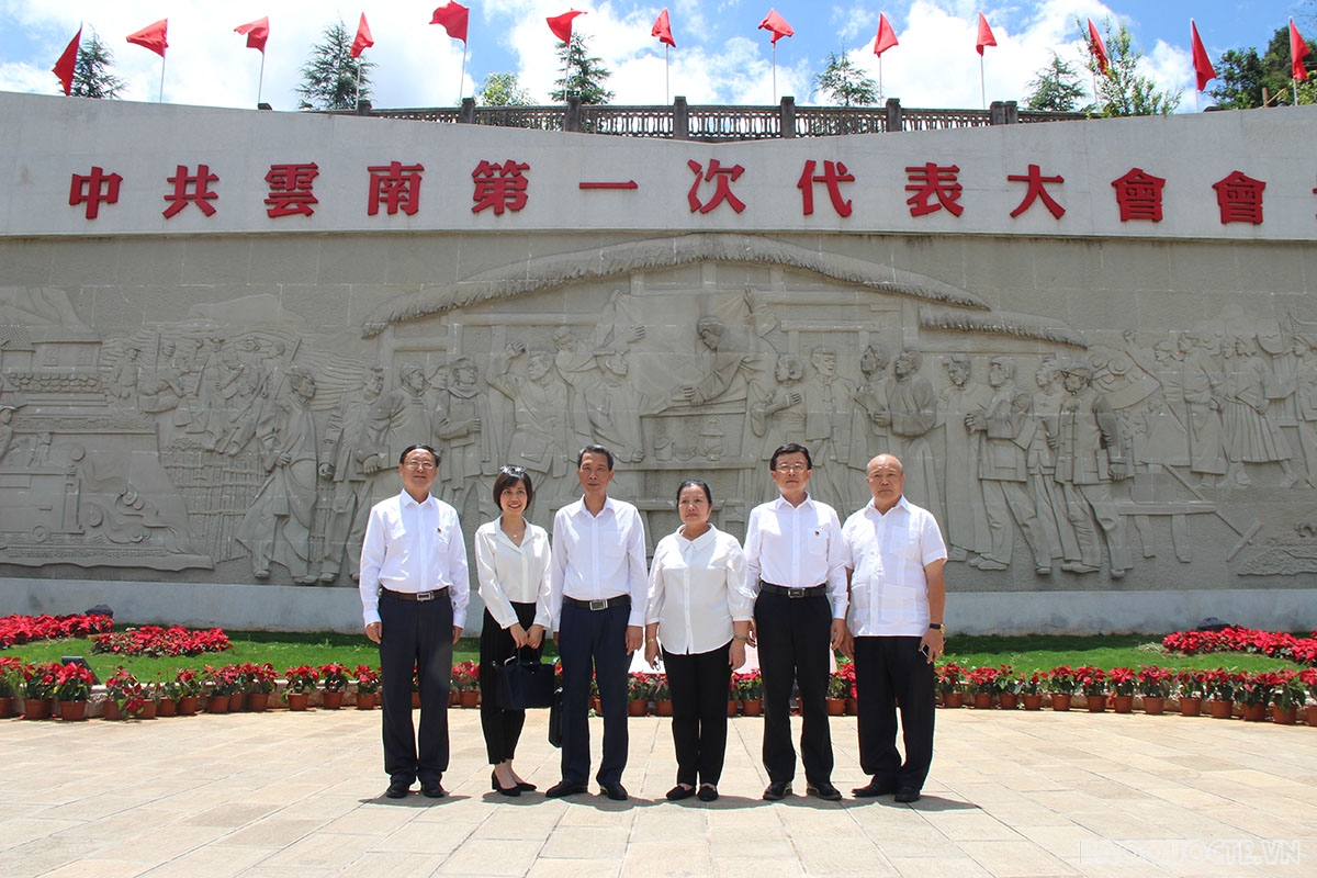 Tổng Lãnh sự Nguyễn Trung Hiếu và lãnh đạo châu Hồng Hà thăm quan Khu di tích Cha Ni Pi- nơi tổ chức Đại hội Đảng bộ tỉnh Vân Nam lần thứ nhất.