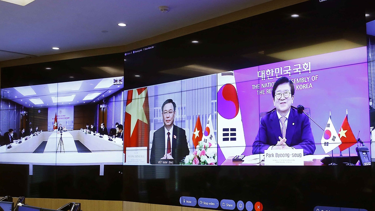 Chủ tịch Quốc hội Vương Đình Huệ hội đàm trực tuyến với Chủ tịch Quốc hội Hàn Quốc Park Byeong Seug. (Nguồn: TTXVN)