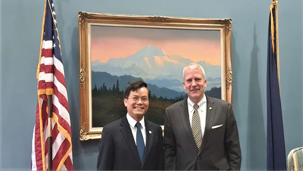 Đại sứ Hà Kim Ngọc và Thượng nghị sĩ Dan Sullivan 