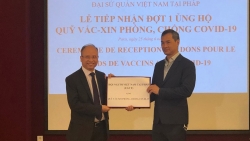Đại sứ quán Việt Nam tại Pháp tiếp nhận tiền ủng hộ Quỹ vaccine phòng, chống Covid-19