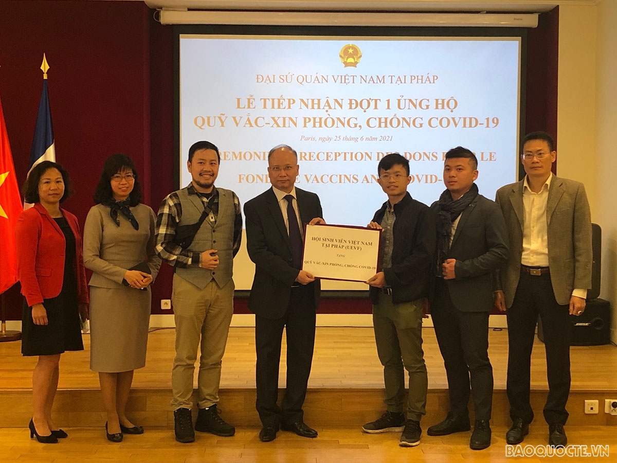 Hội Sinh viên Việt Nam tại Pháp ủng hộ Quỹ vaccine phòng, chống Covid-19