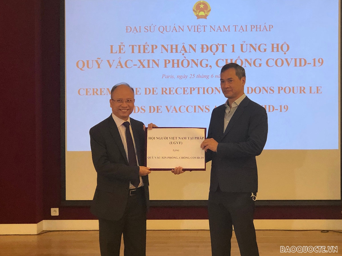 Hội người Việt Nam tại Pháp ủng hộ Quỹ vaccine phòng, chống Covid-19.
