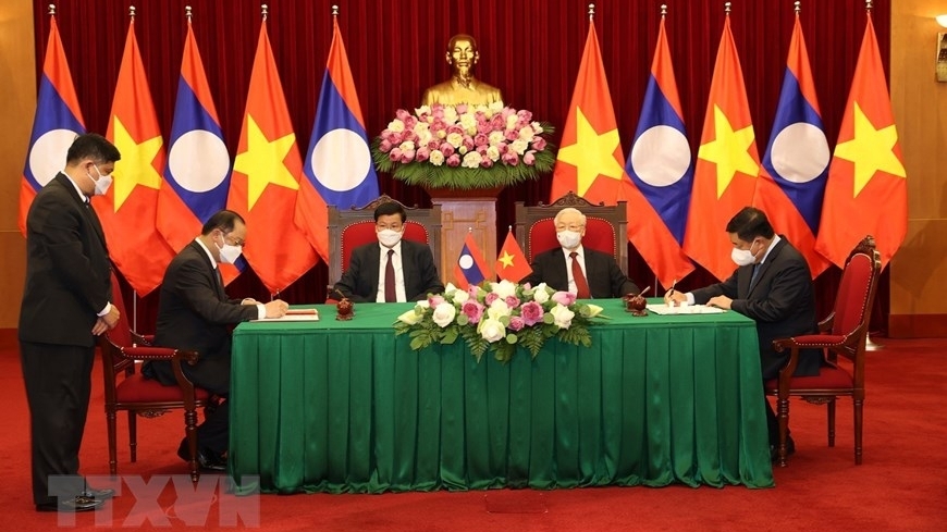Tổng Bí thư Nguyễn Phú Trọng và Tổng Bí thư, Chủ tịch nước Thongloun Sisoulith chứng kiến Lễ ký kết văn kiện hợp tác giữa Việt Nam-Lào