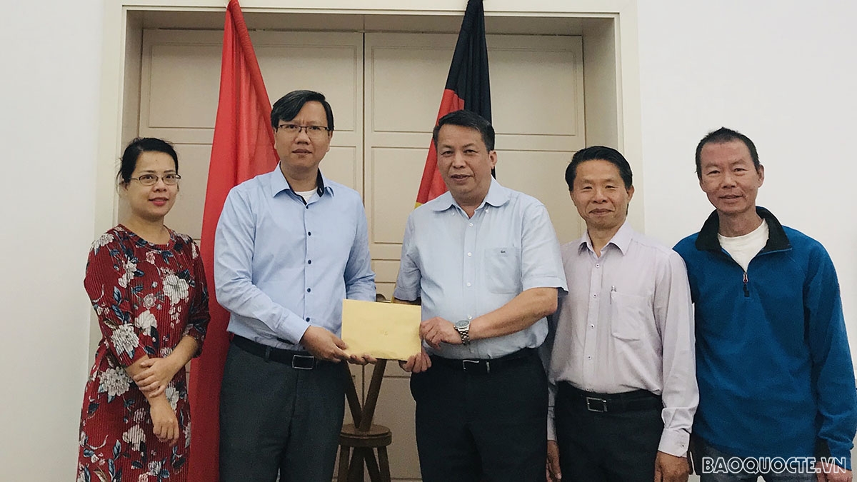 Tổng Lãnh sự Việt Nam tại Frankfurt Lê Quang Long tiếp nhận tiền ủng hộ Quỹ vaccine phòng Covid-19 từ Hội văn hóa Việt Nam tại Mainz và vùng phụ cận.