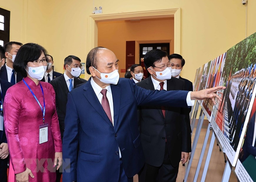 Tổng Bí thư, Chủ tịch nước Lào Thongloun Sisoulith và Chủ tịch nước Nguyễn Xuân Phúc thăm gian trưng bày ảnh “Quan hệ hữu nghị vĩ đại, đoàn kết đặc biệt và hợp tác toàn diện Việt Nam – Lào”  (Nguồn: TTXVN)