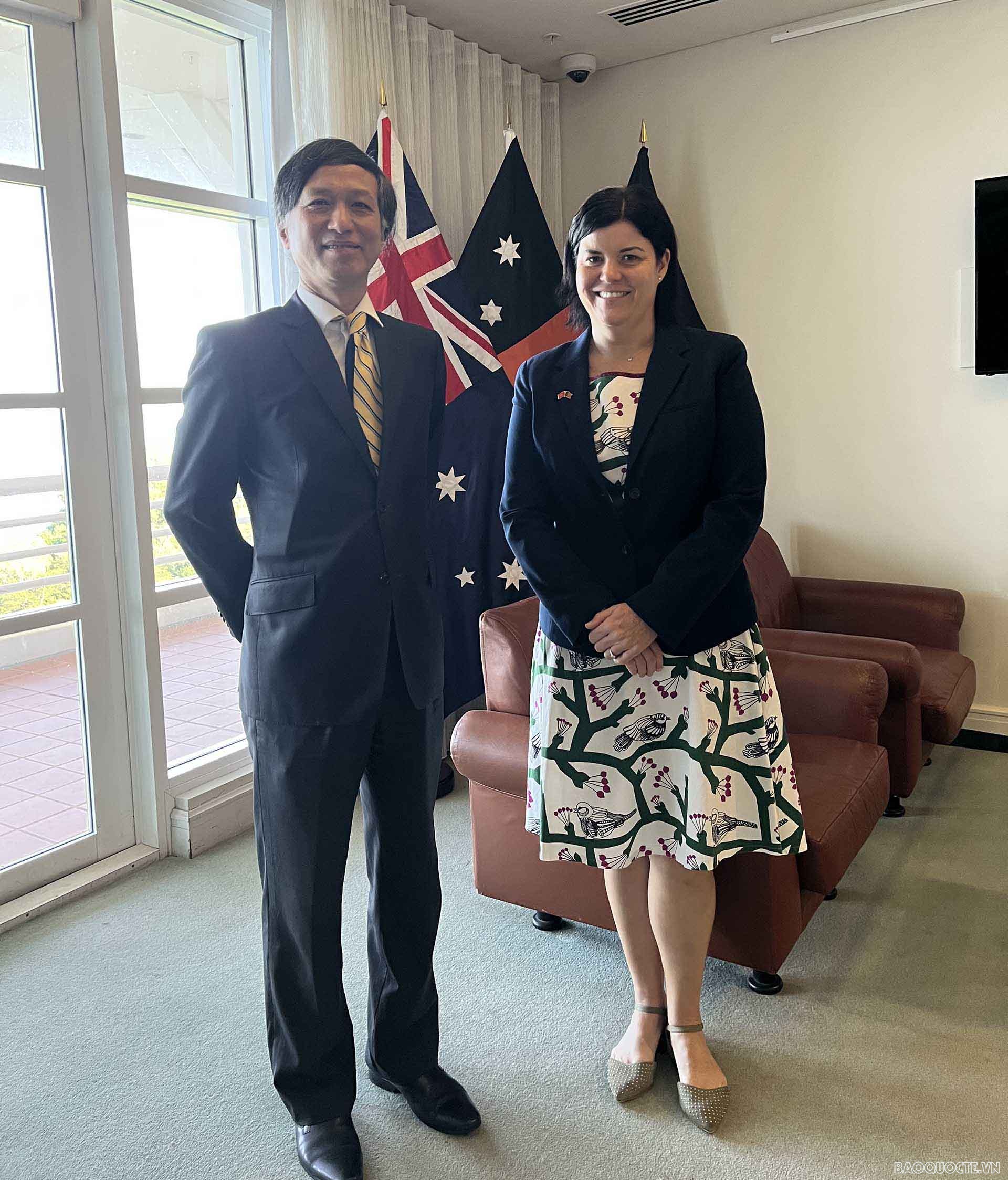 Thủ hiến Natasha Fyles và Đại sứ Nguyễn Tất Thành.