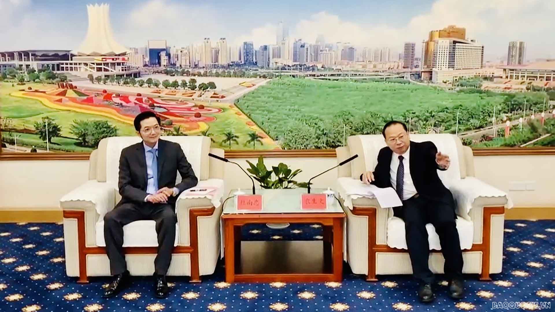 Tổng Lãnh sự Việt Nam tại Nam Ninh Đỗ Nam Trung hội kiến Thường vụ Khu ủy Quảng Tây, Bí thư Thành ủy Nam Ninh Nông Sinh Văn.