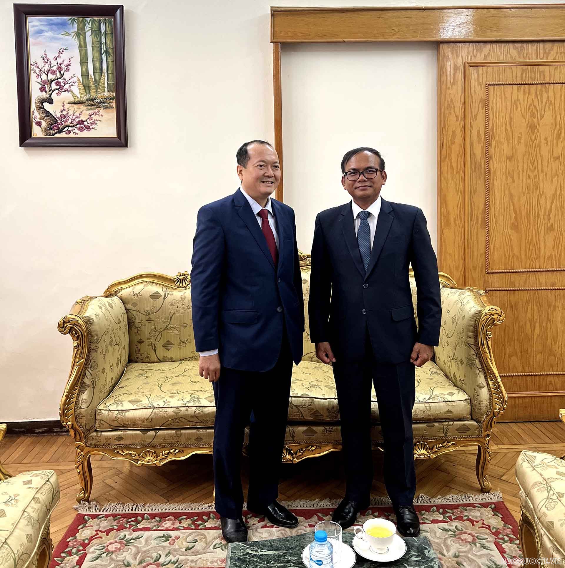 Đại sứ Nguyễn Huy Dũng và Đại sứ Campuchia Uk Sarun