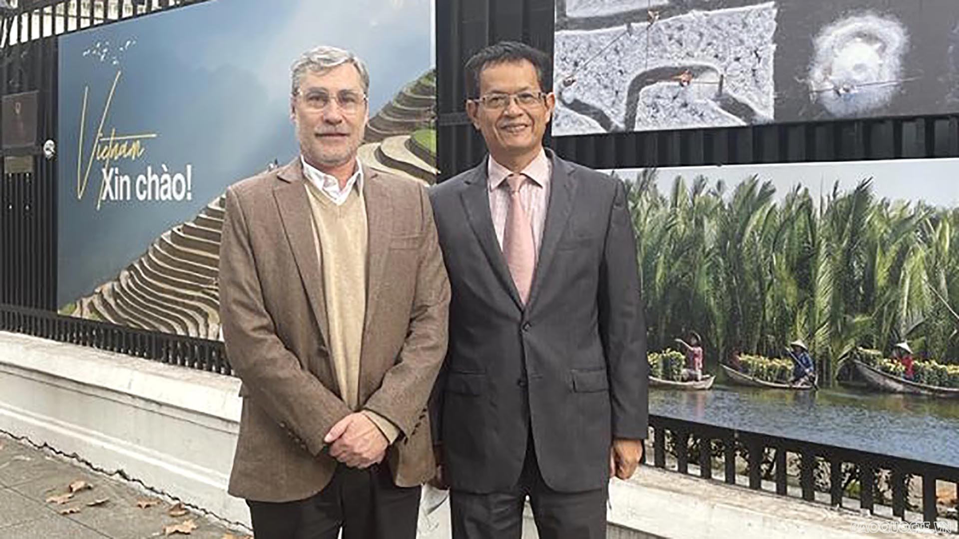 Đại sứ Dương Quốc Thanh và Giám đốc điều hành Tổ chức Sách Argentina Ezequiel Martinez