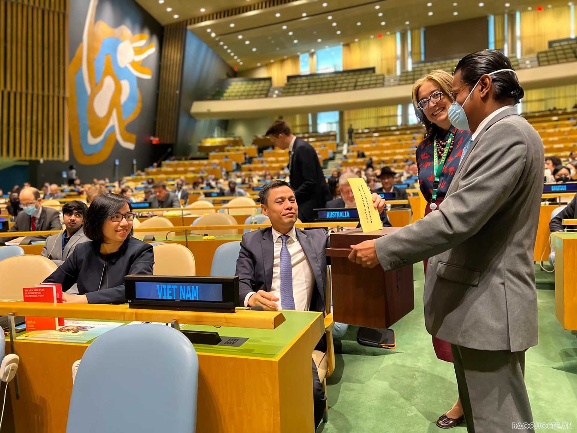 Đại sứ, Trưởng Phái đoàn Việt Nam tại Liên hợp quốc Đặng Hoàng Giang bỏ phiếu bầu Ủy viên không thường trực Hội đồng Bảo an Liên hợp quốc nhiệm kỳ 2023-2024.